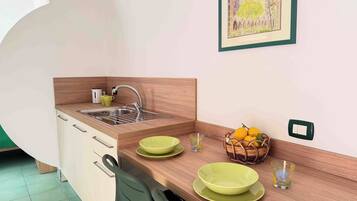 Deluxe-Zimmer, Balkon, Stadtblick | Essbereich im Zimmer