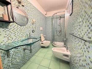 Deluxe Room, Balcony, City View | Bathroom | Hair dryer, towels, soap, shampoo - Casa Evelina (Sant'Agnello)