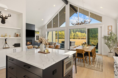 Luxury Suncadia Retreat with Hot Tub, Game Room, Meadow Views, Sleeps 12