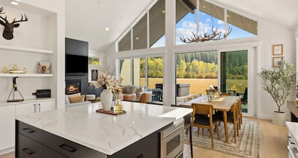 Luxury Suncadia Retreat with Hot Tub, Game Room, Meadow Views, Sleeps 12