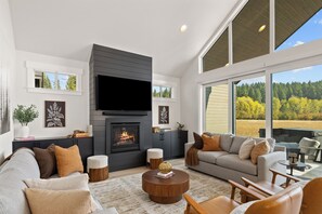 تلفزيون ذكي، مدفأة، كرة قدم الطاولة، تنس طاولة