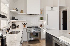 冰箱、微波炉、烤箱、炉灶