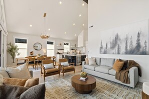 تلفزيون ذكي، مدفأة، كرة قدم الطاولة، تنس طاولة