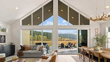 TV connectée, cheminée, baby-foot, table de tennis de table