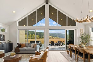 تلفزيون ذكي، مدفأة، كرة قدم الطاولة، تنس طاولة