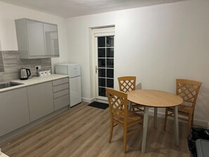 Fridge, microwave, oven, stovetop - Riverside Retreat in Staines-upon-Thames (Staines)