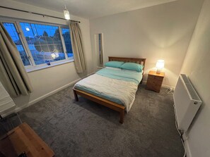 4 bedrooms, WiFi, bed sheets - Riverside Retreat in Staines-upon-Thames (Staines)