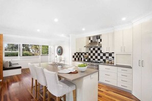 ميكروويف، فرن، موقد طهي مسطح، غسالة أطباق