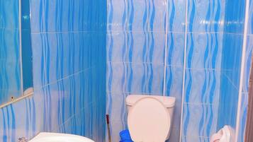 Standard Single Room | Bathroom | Shower, free toiletries, slippers, towels