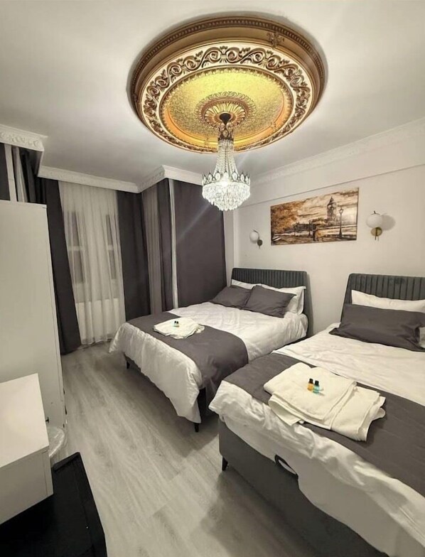 خزنة داخل الغرفة ومكتب وستائر تعتيم وتجهيزات عازلة للصوت