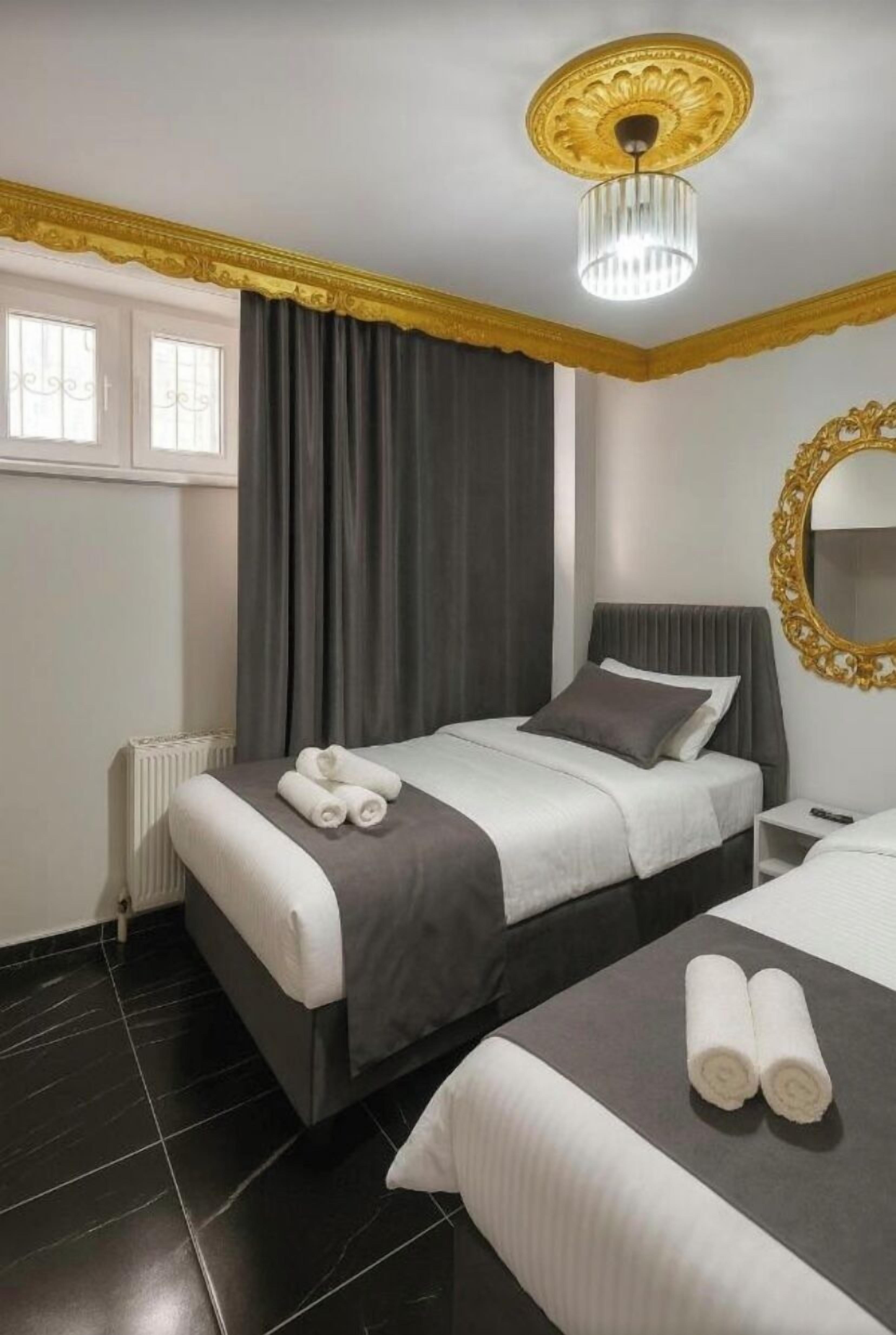 Kamar Quadruple Ekonomi | Brankas, meja kerja, tirai kedap cahaya, dan kedap suara