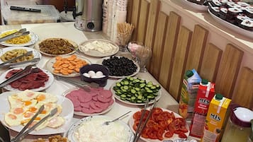 Termasuk sarapan penuh setiap hari