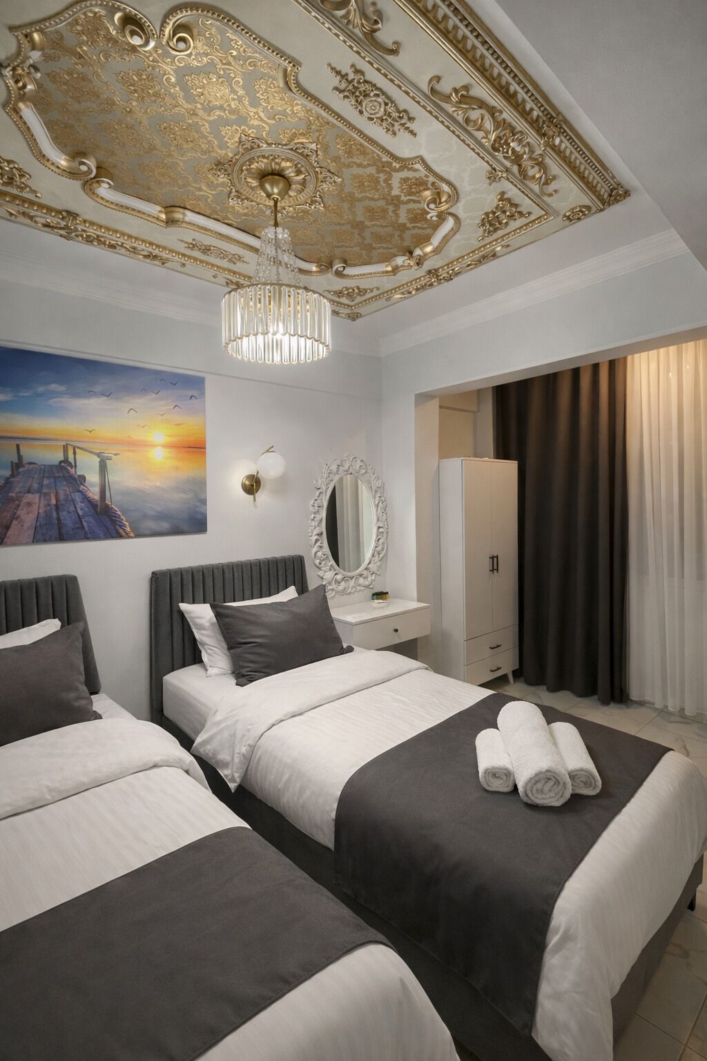 Deluxe-Zweibettzimmer | Zimmersafe, Schreibtisch, Verdunkelungsvorhänge, schallisolierte Zimmer