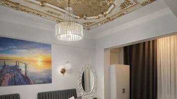 Deluxe-Zweibettzimmer | Zimmersafe, Schreibtisch, Verdunkelungsvorhänge, schallisolierte Zimmer