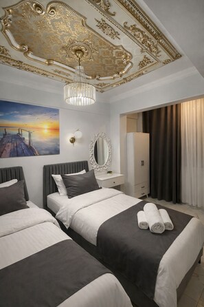 In-room safe, desk, blackout curtains, soundproofing - Grand Süleymaniye Hotel  (İstanbul)