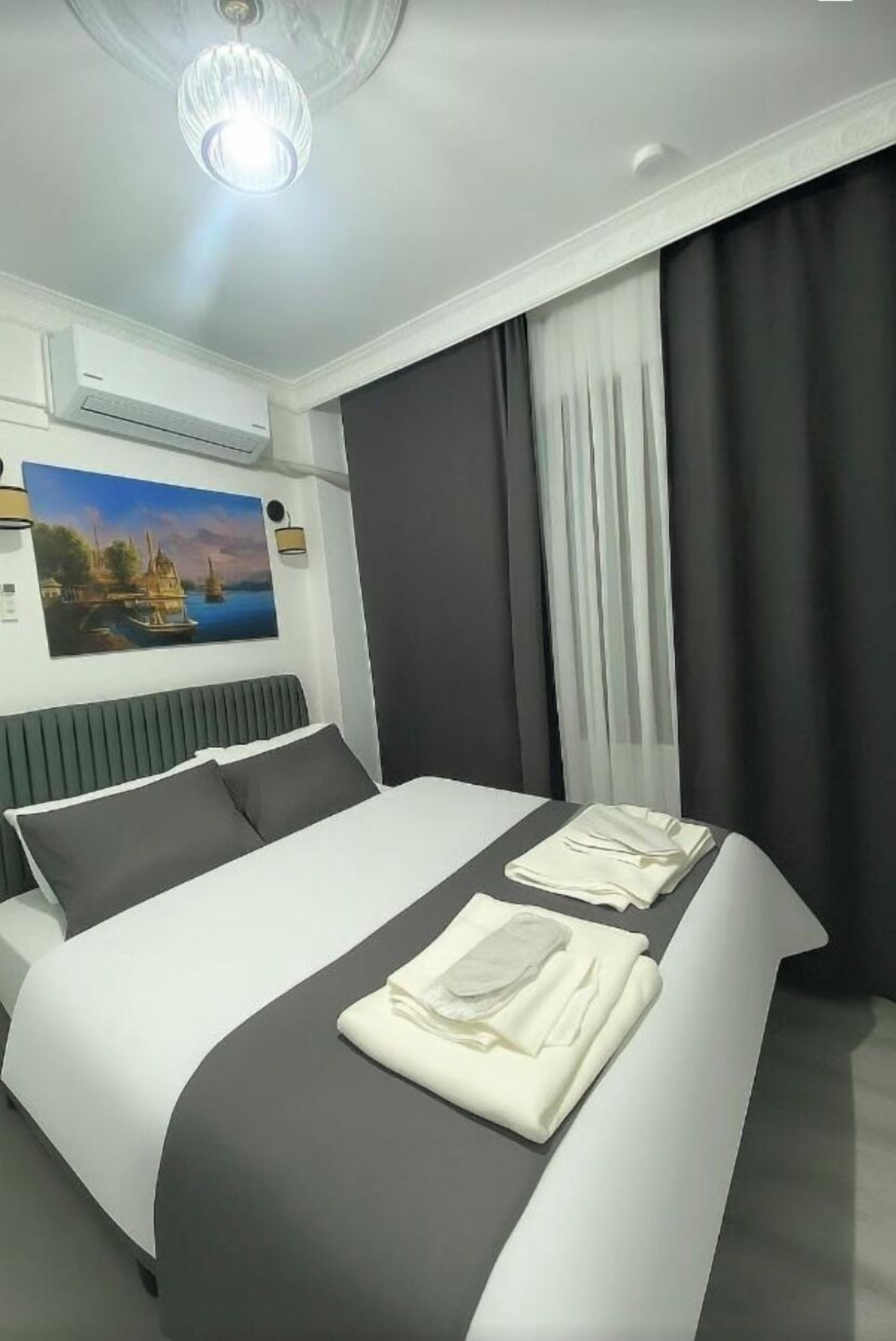 Habitación doble económica, vista al jardín | Caja de seguridad en la habitación, escritorio y cortinas blackout 