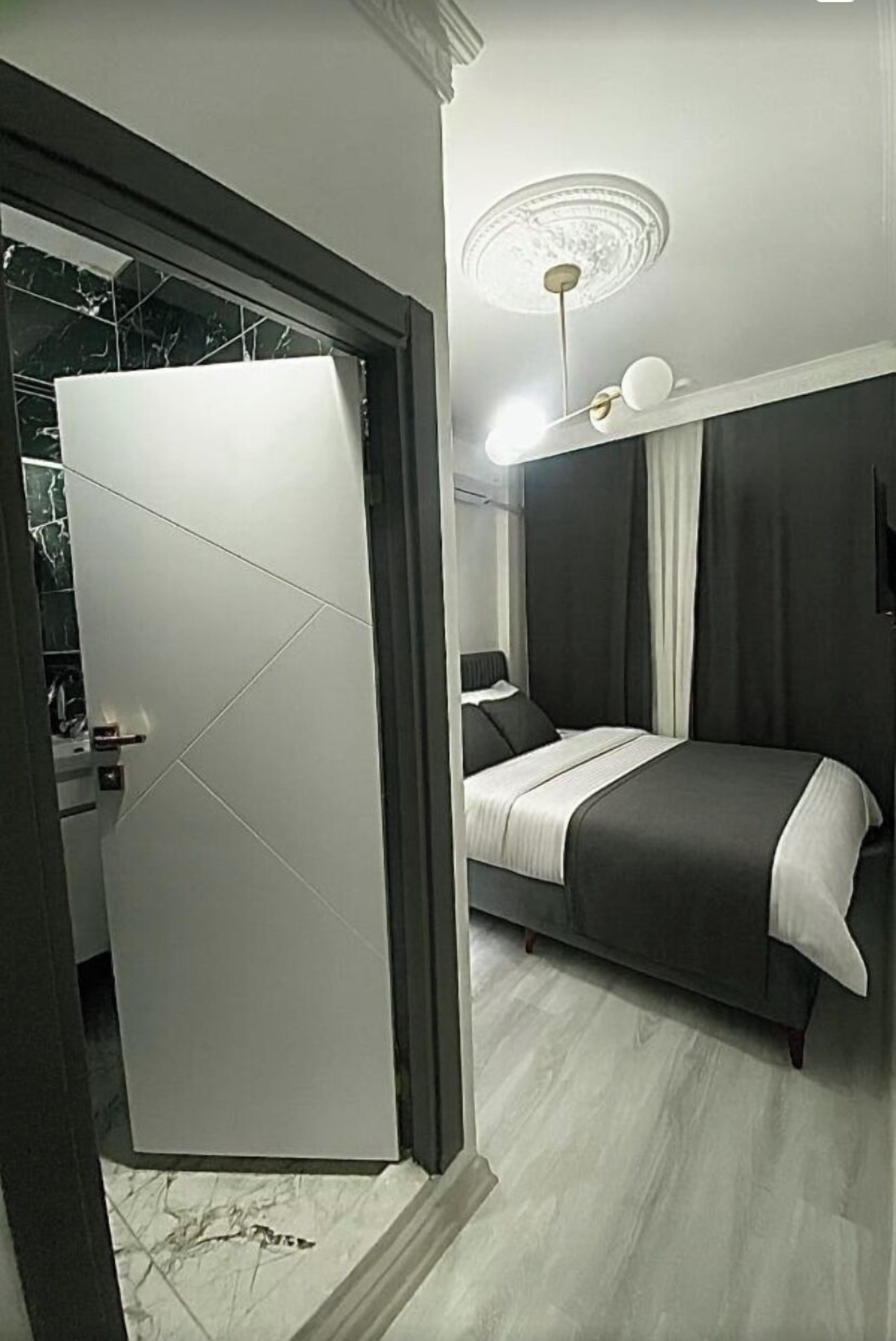 Kamar Double Deluks, pemandangan kota | Brankas, meja kerja, tirai kedap cahaya, dan kedap suara