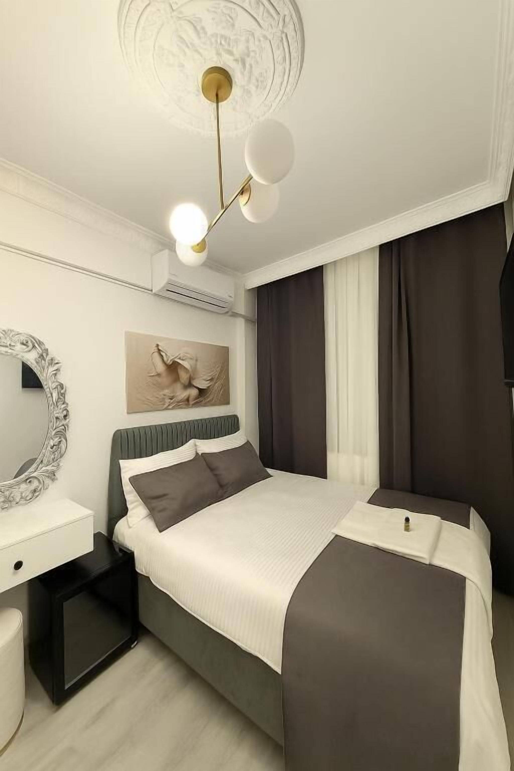 Habitación doble Deluxe, vista a la ciudad | Caja de seguridad en la habitación, escritorio y cortinas blackout 