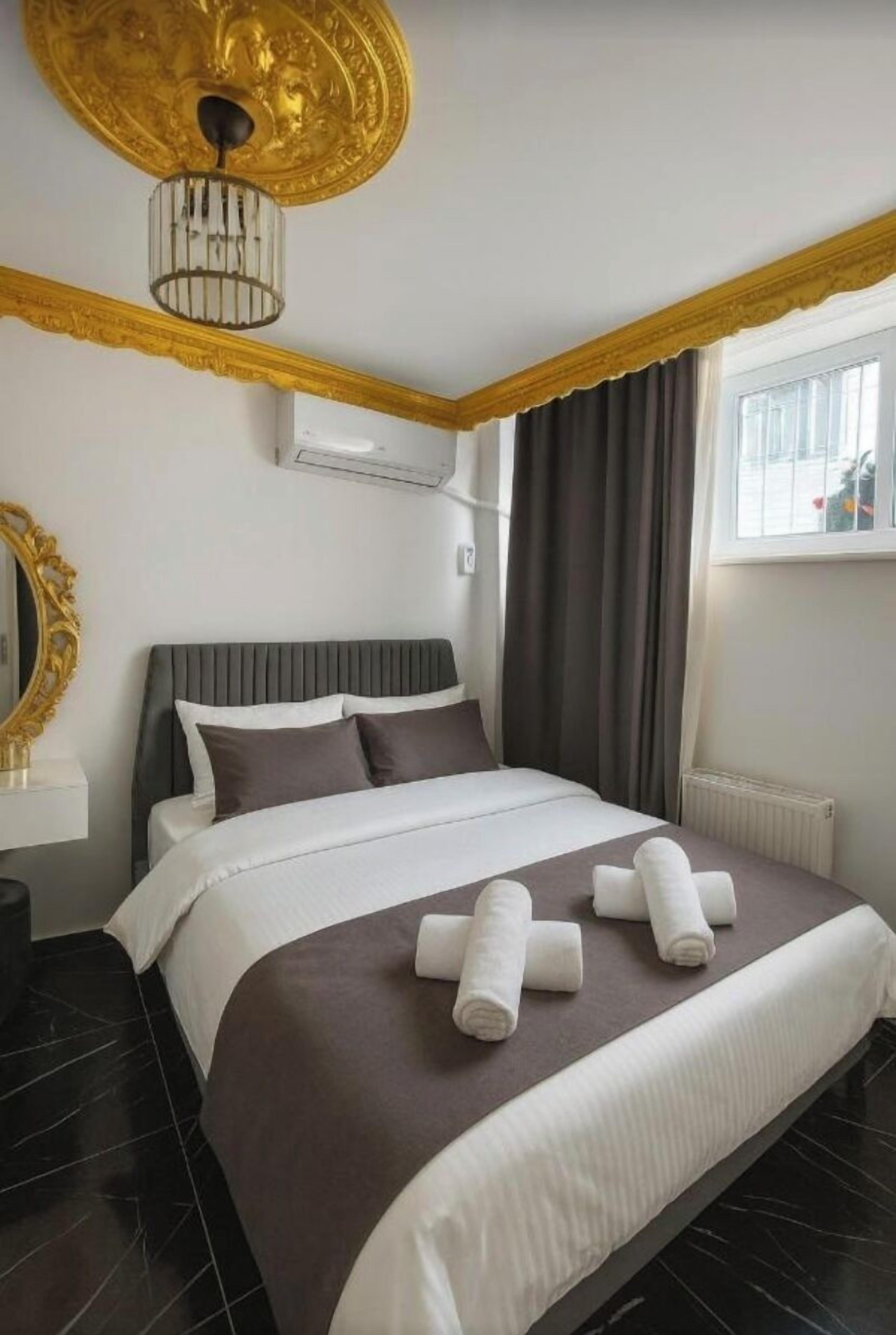 Habitación cuádruple económica | Caja de seguridad en la habitación, escritorio y cortinas blackout 