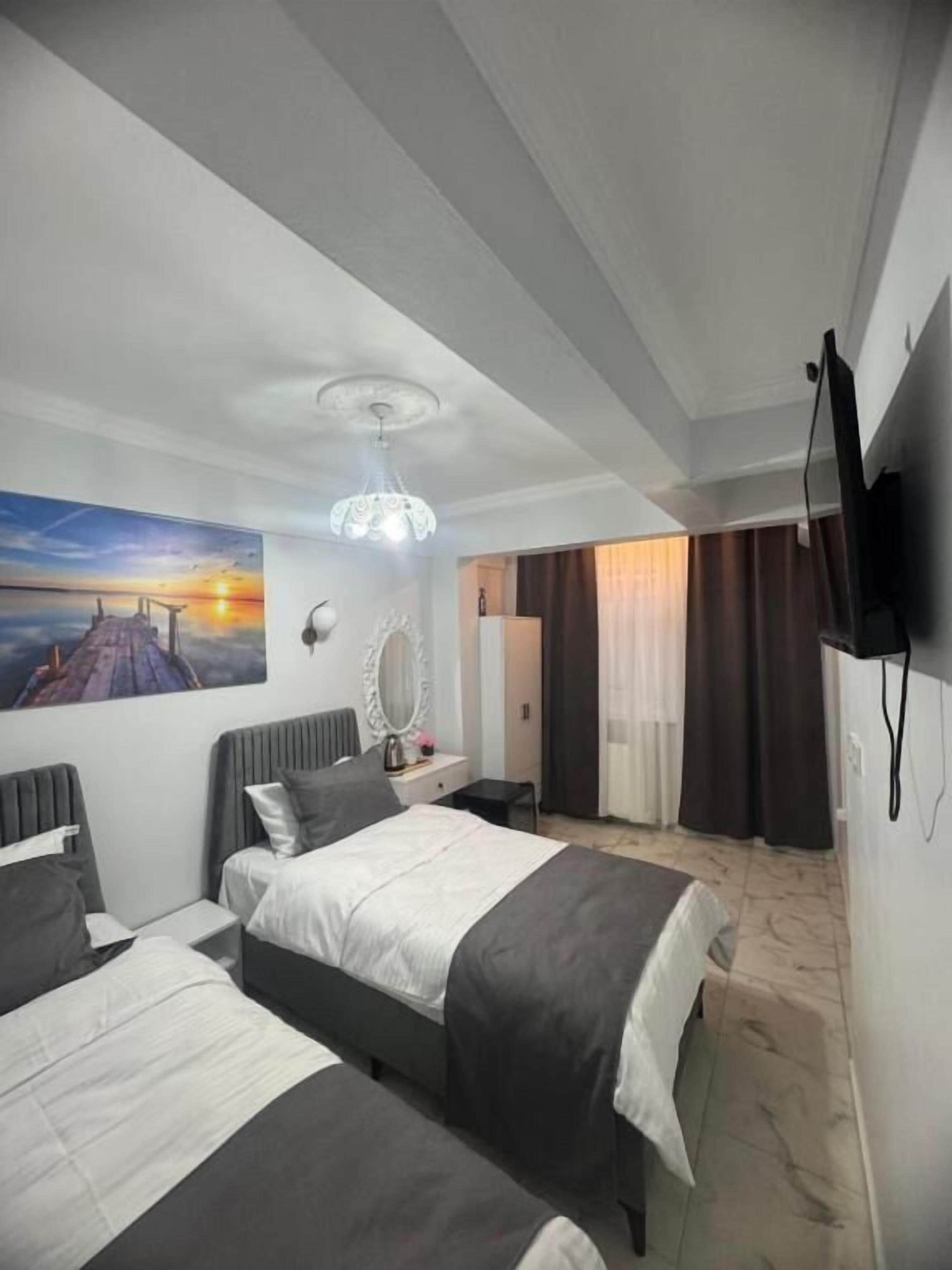 Habitación Deluxe con 2 camas individuales | Caja de seguridad en la habitación, escritorio y cortinas blackout 