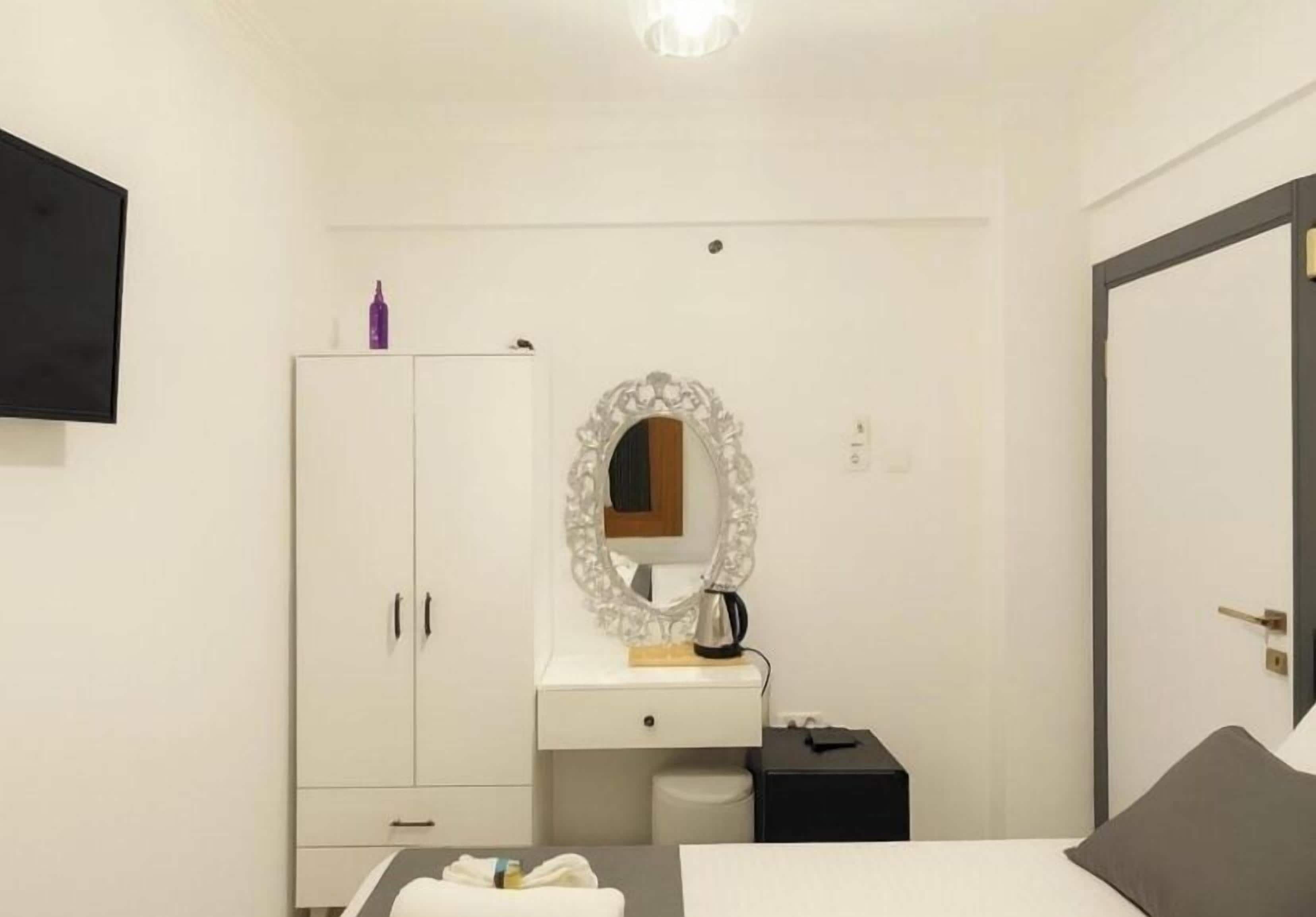 Kamar Double Ekonomi, pemandangan kebun | Brankas, meja kerja, tirai kedap cahaya, dan kedap suara