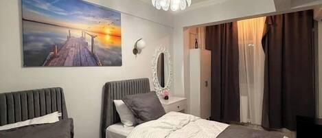 Phòng 2 giường đơn Deluxe | Két bảo mật tại phòng, bàn, màn/rèm cản sáng, phòng cách âm