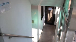 A reception area with a sign indicating the direction to the reception. - Ocean's Guesthouse (Seoul)
