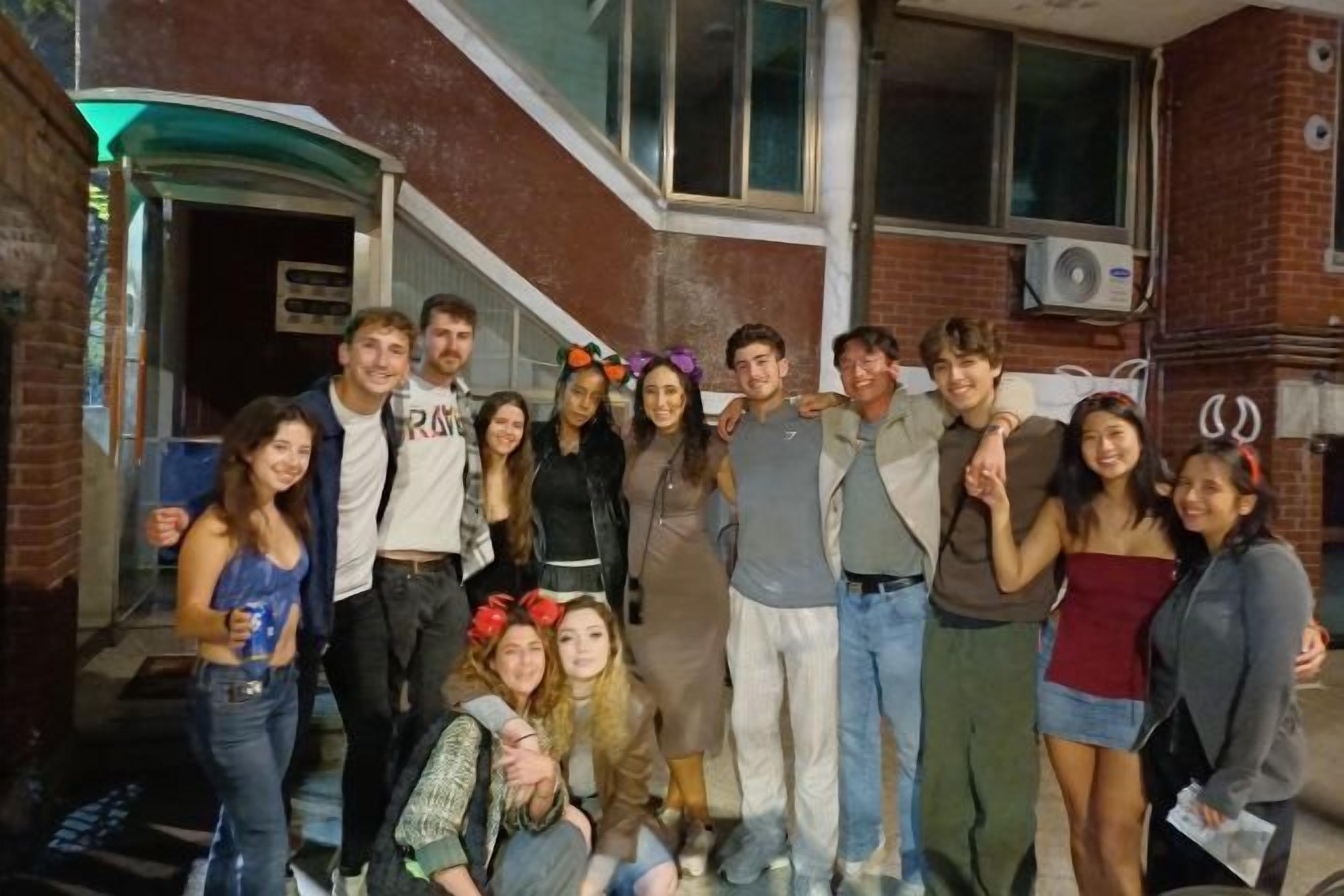 Un grupo de personas de pie en una escalera.