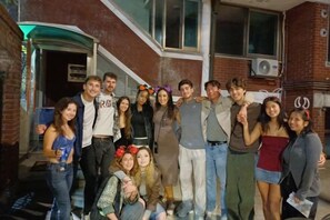 Un grupo de personas de pie en una escalera.