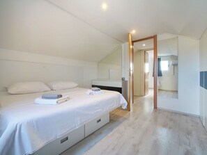 Travel cot, free WiFi