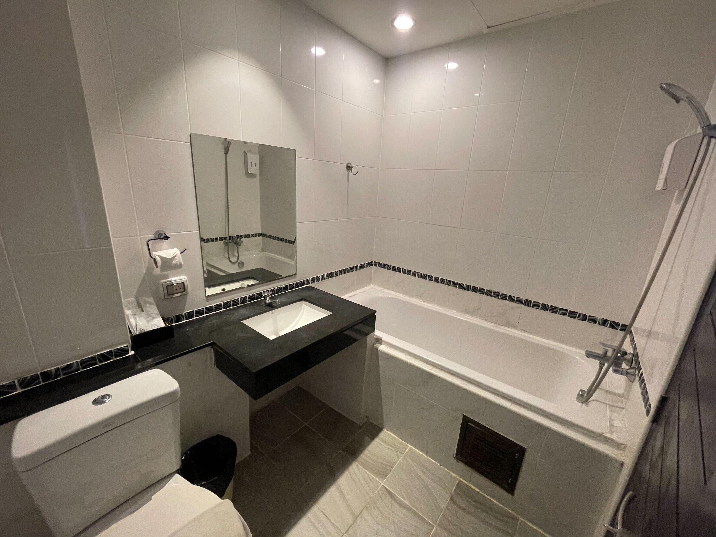 Habitación Confort con 2 camas individuales, balcón, vistas a la ciudad | Baño | Secador de pelo, toallas, jabón y champú