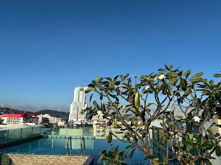 Una piscina al aire libre de temporada. Doze Bangla