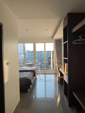 Quarto duplo conforto, sacada, vista para a cidade | Wi-Fi de cortesia