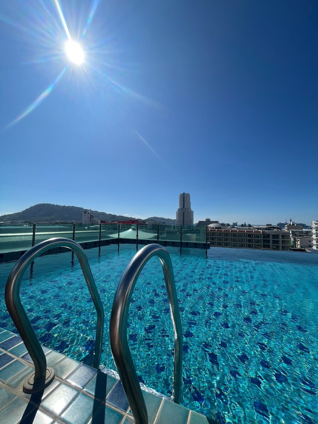 Una piscina al aire libre de temporada
