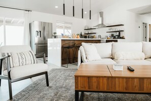 TV, fireplace - Cozy house with modern feel - Central Air, Pool, Spa, Fire Pit, Fenced 2 acres (Yucca Valley)