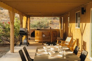 Outdoor dining - Cozy house with modern feel - Central Air, Pool, Spa, Fire Pit, Fenced 2 acres (Yucca Valley)