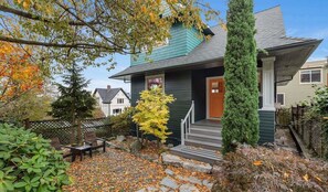 Exterior - Perch - Aloha View Retreat w/parking & Space Needle Glow! (Seattle)