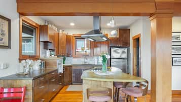 Een koelkast, een magnetron, een oven, een kookplaat