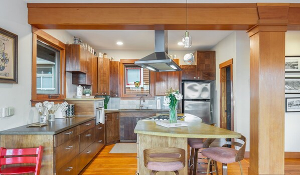 Frigorífico, microondas, horno y placa de cocina