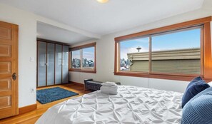 5 bedrooms, iron/ironing board, free WiFi, bed sheets - Perch - Aloha View Retreat w/parking & Space Needle Glow! (Seattle)
