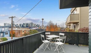 Outdoor dining - Perch - Aloha View Retreat w/parking & Space Needle Glow! (Seattle)