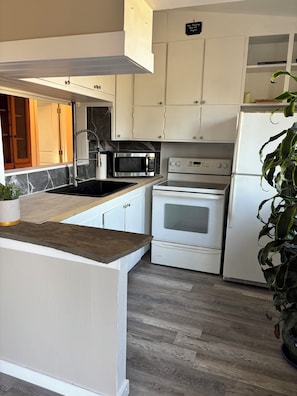 Microwave, oven, stovetop - Downtown Seattle is a ferry ride away.
Walk on and be in Seattle in 20 minutes (Port Orchard)