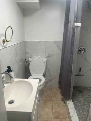 Secadora de cabello, toallas, jabón, papel de baño