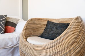 Tabla de planchar con plancha, internet y ropa de cama 