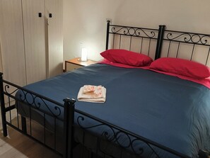 Iron/ironing board, WiFi, bed sheets