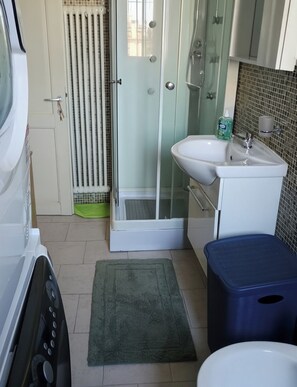 Dusche, Haartrockner, Bidet, Handtücher