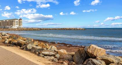 Beachside 2-bed Apartment With Balcony Views