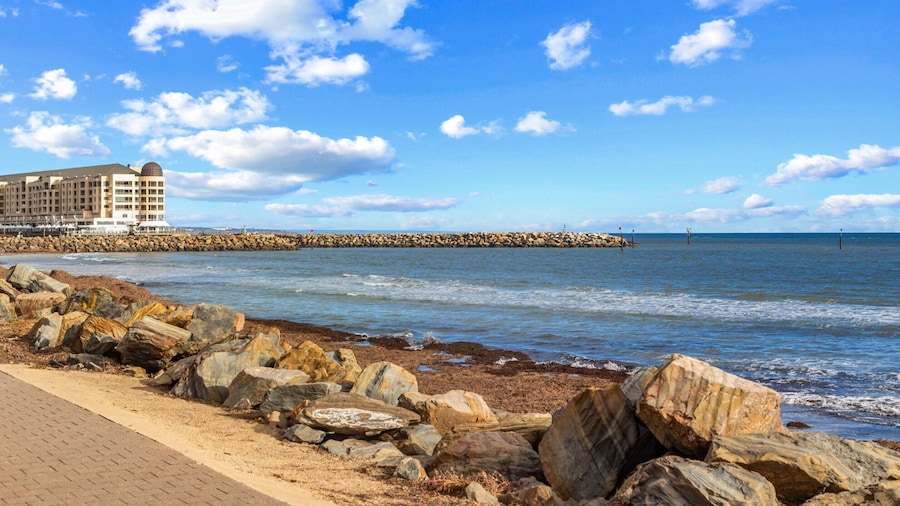 Beachside 2-bed Apartment With Balcony Views