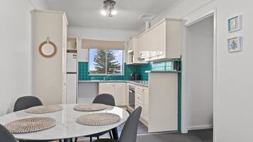 Apartment | Private kitchen | Cookware/dishes/utensils