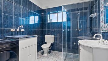 Apartment | Bathroom | Hair dryer, towels, soap, shampoo